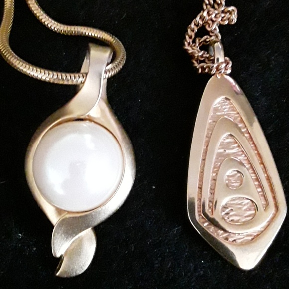 Vintage Gold Tone Necklaces 1- Pearl,1 -Jade /Reversible EUC - Picture 2 of 7